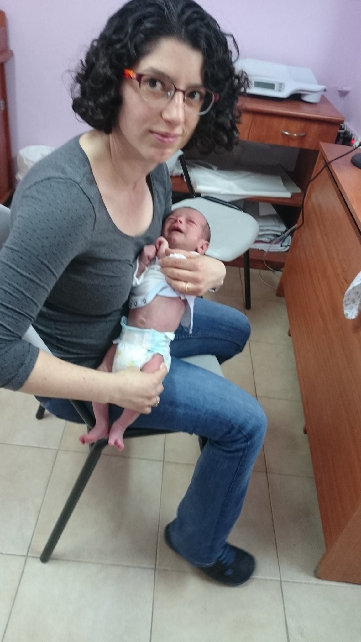 עינת זיידל מחסנת את בנה התינוק